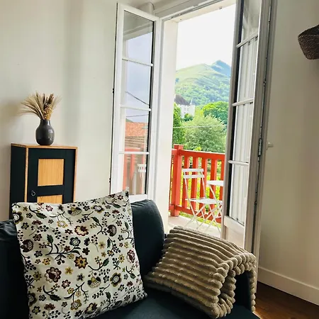 2 Pieces Plein Centre De Baigorry Avec Balcon Et Jolie Vue *